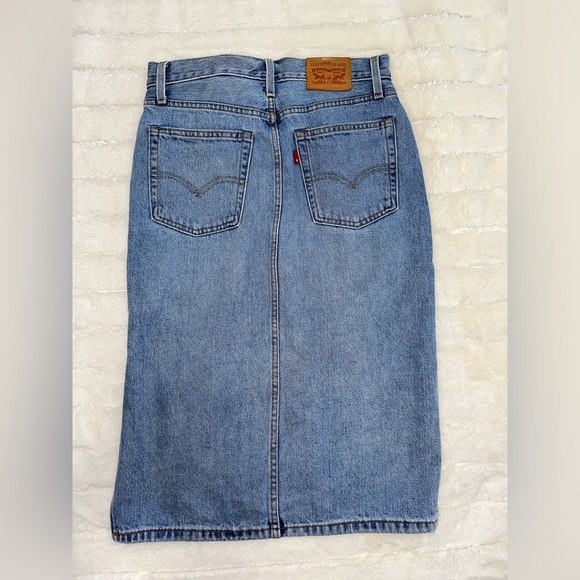 Levi’s 90s-inspired midi denim skirt Size: 23 inches - Picture 2 of 2
